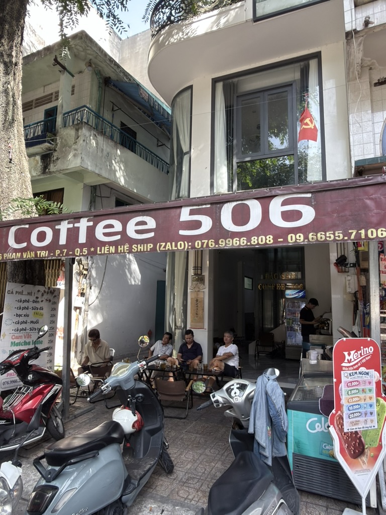 Mặt tiền COFFEE 506 dưới bóng cây trên đường Phan Văn Trị